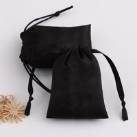 Pochette en velours avec cordon de serrage pour parfum, emballage anti-poussière, impression de logo personnalisée disponible, petits colliers et bagues blancs