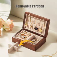 Petite boîte à bijoux portable en bois d'acajou massif avec doublure métallique, design de voyage personnalisable pour bagues et colliers - Cadeau pour les êtres chers