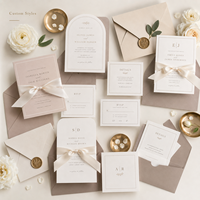 Ensemble d'invitations de mariage personnalisées minimalistes de luxe, carte ivoire avec nœud papillon, enveloppe taupe et RSVP assorti