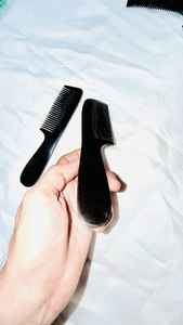 Peine de cuerno de búfalo natural para el cuidado diario del cabello, peine de dientes lisos hecho a mano para desenredar, peinar y nutrir el cuero cabelludo - Product Image 4