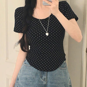 Camiseta informal y minimalista con estampado de lunares, cuello redondo, corte ajustado, versátil, de manga corta y dobladillo irregular. - Product Image 4