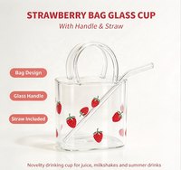 Gobelet en verre en forme de sac à main avec imprimé fraise et paille en verre, verre à boire créatif en borosilicate pour jus, cocktails et fêtes