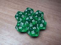Dados acrílicos transparentes multicolor de 20 caras para juegos de rol de mesa (RPG) con números poliédricos.