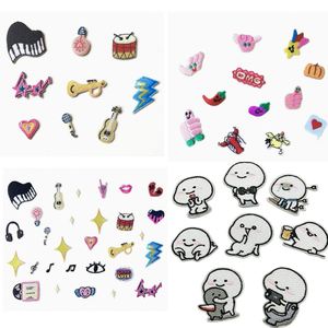 แผ่นปักลายตกแต่งขนาดเล็กแบบ DIY พร้อมกาวร้อนรีดร้อนสำหรับติดกระเป๋าคลัทช์ พวงกุญแจ สายคล้องคอ ลายสัตว์ ผลไม้ อาหาร หัวใจ - Product Image 2