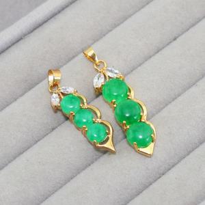 YL0058 liontin Pod Jade Pea hijau elegan dengan aksen kuningan lapis emas 18K perhiasan keberuntungan unik untuk pakaian sehari-hari uniseks - Product Image 1