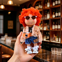 Poupée tendance aux cheveux bouclés orange, manteau en fourrure, mini sac appareil photo, short en jean bleu, lunettes de soleil – Poupée de collection à la mode pour filles