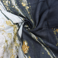 Hijab en rayonne à imprimé abstrait artistique, texture premium, toucher doux, finition soignée, foulard islamique, voile de mode