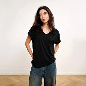 Camiseta de punto de bambú prémium personalizada Urban Ease, camiseta de algodón con estampado personalizado al por mayor, top corto para mujer - Product Image 1