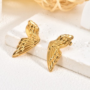 EH515 Juego de Aretes de Acero Inoxidable Chapados en Oro de 18K con Diseño de Océano y Naturaleza - Aretes con Forma de Pulpo/Cola de Ballena/Hoja para Mujer - Product Image 4