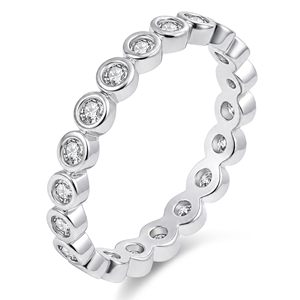 Anillo apilable de eternidad de moissanita personalizado para mujer, chapado en oro blanco de 18 quilates, engaste de bisel, banda de eternidad completa delicada, color D, VVS1 - Product Image 1
