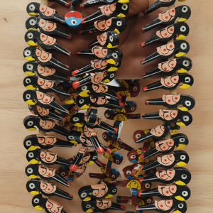 Personalizada pintada a mano de madera pequeña mini loro tema cuentas ideales para su uso como decoración del hogar y para la joyería - Product Image 1