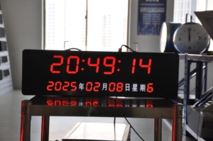 Equipo de visualización digital LED grande para interiores Yantai Chijiu, reloj sincronizado NTP para estaciones y gimnasios - Product Image 3