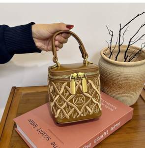 Bolsos de mujer Fabricante Bolsos de cubo cuadrado Personalizado de alta calidad Vintage Mini Chic Diseño de lujo Mujeres Señoras Bolsos de hombro - Product Image 3