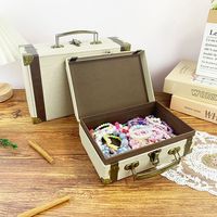 Boîte rigide en carton carrée personnalisée avec poignée en métal antique, laminage mat et gaufrage pour l'emballage de bijoux, de vêtements et de chaussettes