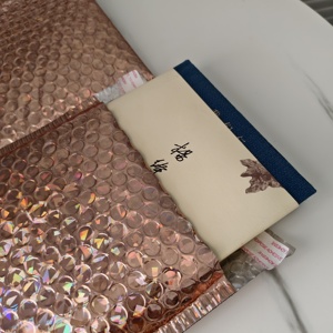 Petite enveloppe à bulles personnalisée en polyéthylène, film co-extrudé, emballage durable de couleur personnalisée, logo personnalisé pour livraison express - Product Image 1