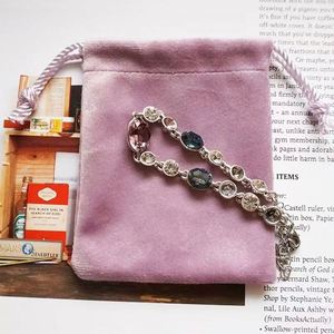 Pochette à cordon en velours doux de haute qualité avec impression sérigraphique, sac anti-poussière rose recyclable et rubans en soie - Product Image 3