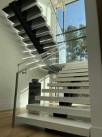 Escalier mono-tringle moderne d'origine usine pour intérieur, style loft, avec garde-corps en bois et verre, balustrade en acier inoxydable, métal durable, sur mesure