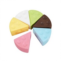Balle anti-stress réaliste en forme de tranches de fromage, en PU à rebond lent, design triangulaire, pour enfants et adultes, vente en gros