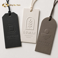 Étiquettes suspendues en papier personnalisées avec logo en relief, conception de marque, fabrication OEM ODM, étiquettes de vêtements personnalisées, étiquettes suspendues pour vêtements, fabricant Jinyi