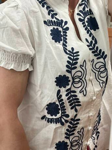 Blusa <span class=keywords><strong>de</strong></span> manga corta abullonada con cuello <span class=keywords><strong>de</strong></span> pico <span class=keywords><strong>de</strong></span> algodón 100% al por mayor, camisa abotonada Vintage con bordado <span class=keywords><strong>de</strong></span> <span class=keywords><strong>flores</strong></span> 2025 para el verano - Product Image 3