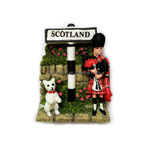 Imán de Nevera Personalizado con el Monstruo de Loch Ness, Recuerdo Turístico de Escocia, Imán de Nevera con Gaitero Escocés - Product Image 1
