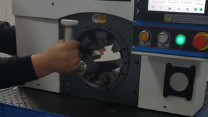 Machine de sertissage de <span class=keywords><strong>tuyau</strong></span> <span class=keywords><strong>hydraulique</strong></span> automatique certifiée CE grande gamme 4-93mm moteur PLC tête étroite grand <span class=keywords><strong>tuyau</strong></span> coudé 220V pompe étroite - Product Image 2