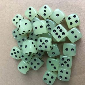 Dado Acrílico Verde de 14 mm con Esquinas Cuadradas Negras y Logotipo Personalizado, Juguete para Juegos - Product Image 1