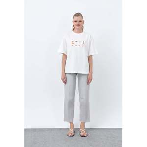 เสื้อยืดสีเอครูลำลองสำหรับผู้หญิง ยี่ห้อโซล แบรนด์ พร้อมลายเป็ดแบบมินิมอล นุ่มสบายสำหรับสวมใส่ทุกวัน มีจำหน่ายแล้ว - Product Image 2