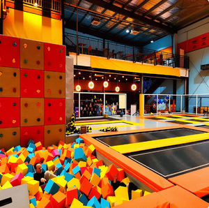 Aire de jeux intérieure personnalisée tout-en-un : Trampoline, toboggans, mur d'escalade et aire de combat pour enfants de tous âges – Grande diversion populaire - Product Image 3