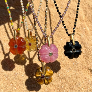 <span class=keywords><strong>Collana</strong></span> di clavicola di lusso leggera retrò con <span class=keywords><strong>perline</strong></span> a forma di fiore rosso esplosivo placcato in oro con diamanti bohémien per <span class=keywords><strong>donna</strong></span> - Product Image 1