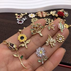 Colgante de Flor, Árbol de la Vida, Trébol de Cuatro Hojas y Girasol con Microincrustaciones y Baño de Oro de 18K, Accesorio de Lujo Ligero para Collar o Pulsera DIY - Product Image 3