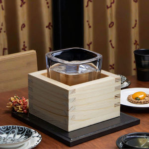 Caja de madera cuadrada de estilo japonés para tazas de <span class=keywords><strong>sake</strong></span> Solución de almacenamiento de material de madera para entusiastas del <span class=keywords><strong>sushi</strong></span> y el <span class=keywords><strong>sake</strong></span> - Product Image 1