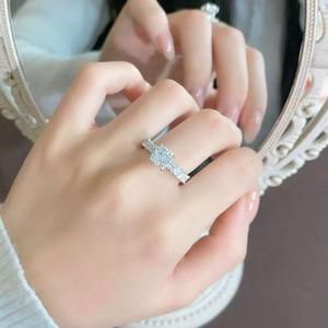 Bague de fiançailles pour femme en platine Pt950 avec diamant de laboratoire taille coussin à 4 griffes et tige droite, modèle Sweet Sugar Cube Trendy - Product Image 4