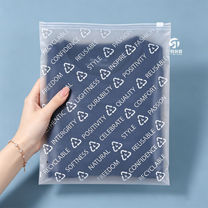 ถุงซิปล็อคแบบฝ้า CPE รีไซเคิลได้ของ GRS สำหรับบรรจุภัณฑ์เสื้อผ้าแบบกำหนดเอง เช่น เสื้อ กางเกงเลกกิ้ง ชุดชั้นใน และเสื้อผ้าต่างๆ - Product Image 4