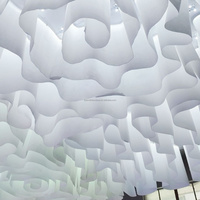 Décoration suspendue de plafond en papier blanc ondulé texturé de luxe pour événements de mariage, restaurants, hôtels et intérieurs commerciaux