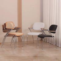 Chaise à dossier simple en acier inoxydable vintage, style rétro, avec un toucher de luxe léger et une touche haut de gamme, fauteuil design
