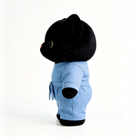 Peluche chat noir mignon et moelleux en gros avec pyjama rayé bleu clair, poupée animale chaton en peluche personnalisée