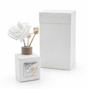 Diffusore di Fragranze in Ceramica Bianca con Placca Argentata e Bastoncini a Rosa, Decorazione per Aromaterapia - Product Image 1