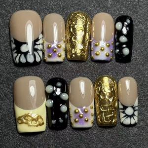 Faux ongles à presser vintage marron à motifs floraux, longs, forme cercueil, en acrylique, avec détails dorés chromés - Product Image 2