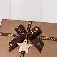 Elegante, stevige cadeaudoos van bruin gestructureerd papier met gouden folie lint en strik voor verjaardag, Valentijnsdag, bruiloft en cadeauverpakkingen.
