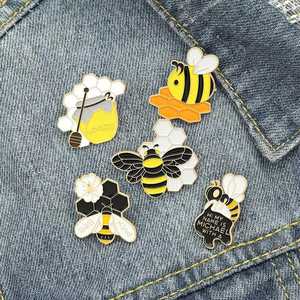 Colección de Broches de Abeja Creativos Personalizados, Pin de Esmalte Personalizado de Aleación Redonda con Diseño de Recolectores de Miel Amarilla - Product Image 1