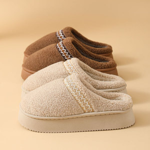 Chaussons d'hiver pour femmes, mules à <span class=keywords><strong>plateforme</strong></span> doublées de fourrure chaude, brodées ethniques, en daim, pour intérieur et extérieur, en coton, faible MOQ - Product Image 1