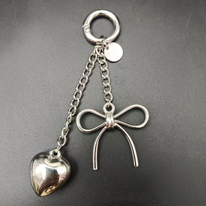 LLavero <span class=keywords><strong>de</strong></span> aleación <span class=keywords><strong>de</strong></span> moda para niñas Y2K lindo lazo abierto para amor arco colgante bolsa encanto colgante decoración y regalo - Product Image 4