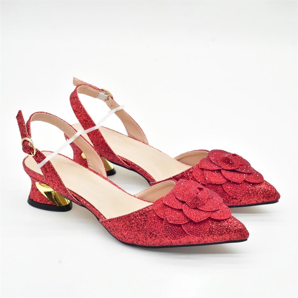 รองเท้าสีแดง