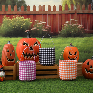 Secchiello per dolcetti di Halloween personalizzato in tessuto morbido effetto pelle di pesca, con motivo scozzese classico, riutilizzabile, cestino per bomboniere di Halloween - Product Image 1