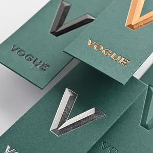 Étiquettes suspendues élégantes et personnalisées pour vêtements avec carton vert d'encre et estampage doré en relief pour une marque améliorée