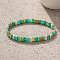 Bracelet perlé avec perles géométriques en verre turquoise et doré, bijou décontracté et sportif unisexe, idéal pour le quotidien