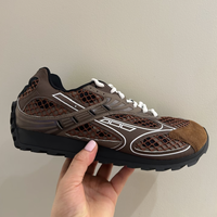 Vente en gros de baskets rétro argentées grises avec empeigne en mesh superposé |   Chaussures directement de l'usine