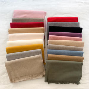 ผ้าพันคอฤดูหนาวสีทึบสำหรับผู้หญิง,ผ้าพันคอฤดูหนาวพร้อมพู่ขายส่งฮิญาบสีสันสดใส - Product Image 1