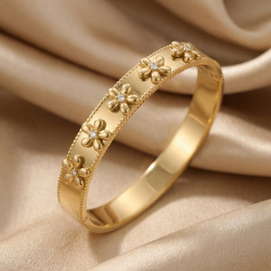 Bracciale in Acciaio Inossidabile Placcato Oro con Fiore a Cinque Petali in Rilievo, Bracciale in Titanio con Zirconia Cubica e Fiore 3D - Product Image 2